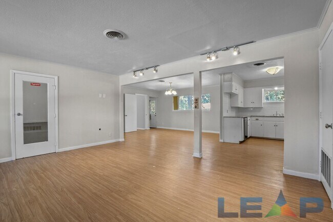 Building Photo - Welcoming 4 Bed 4 Bath Beautiful Brick Home near UNT and TWU!