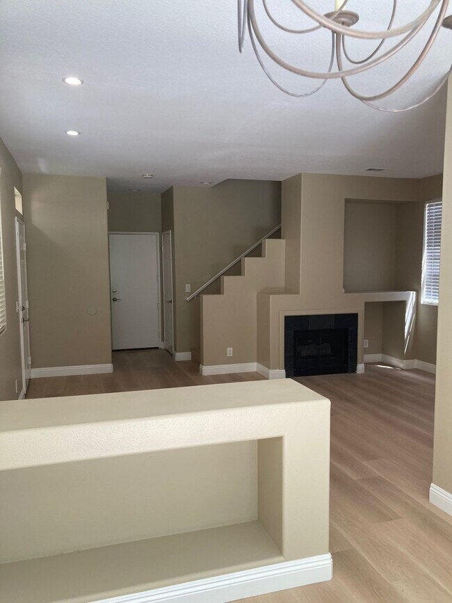 Building Photo - 3 bedroom 2.5 bath home Las Flores