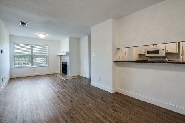 Foto del edificio - 2200 E Trinity Mls Rd