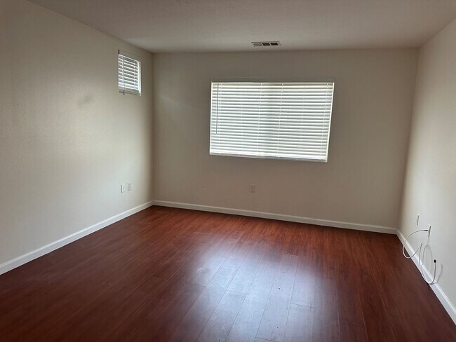 Building Photo - LUXURIOUS SINGLE-FAMILY HOME FOR RENT!
