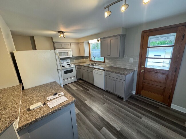 Foto del edificio - 326 Elm Dr