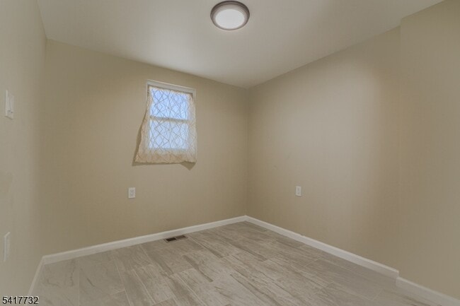 Building Photo - 15 Crown St