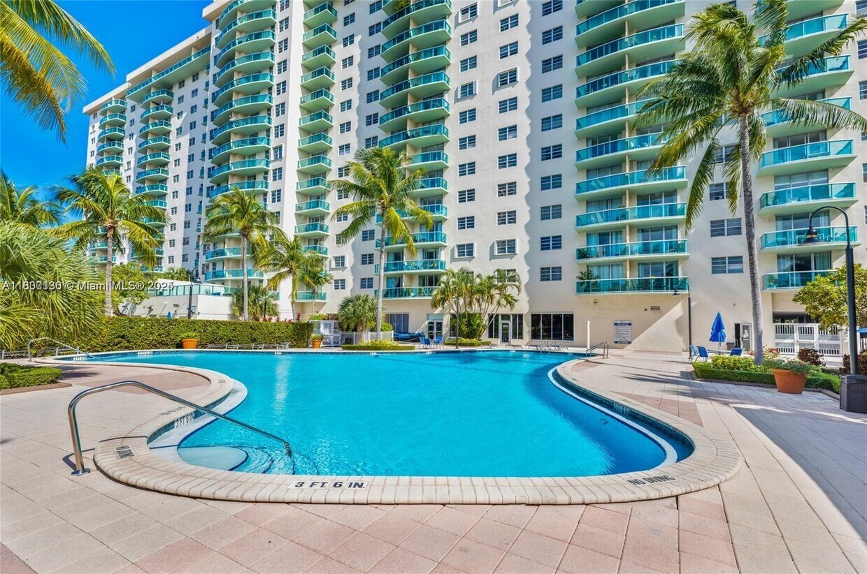 Foto principal - 19390 Collins Ave