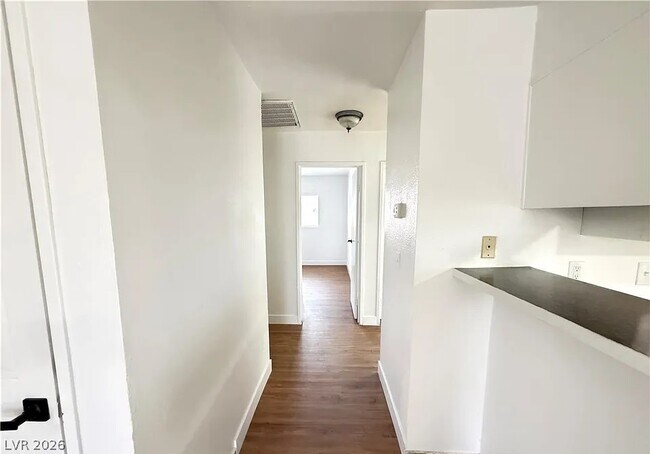 Foto del edificio - 4750 Thunderbolt Ave