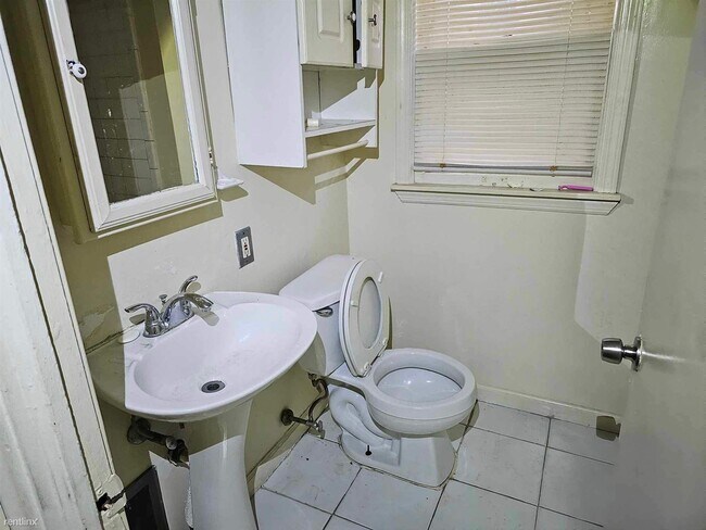 Building Photo - 3 br, 1 bath House - 18734 Kingsville St
