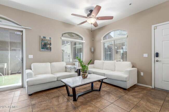Foto del edificio - 2402 E 5th St