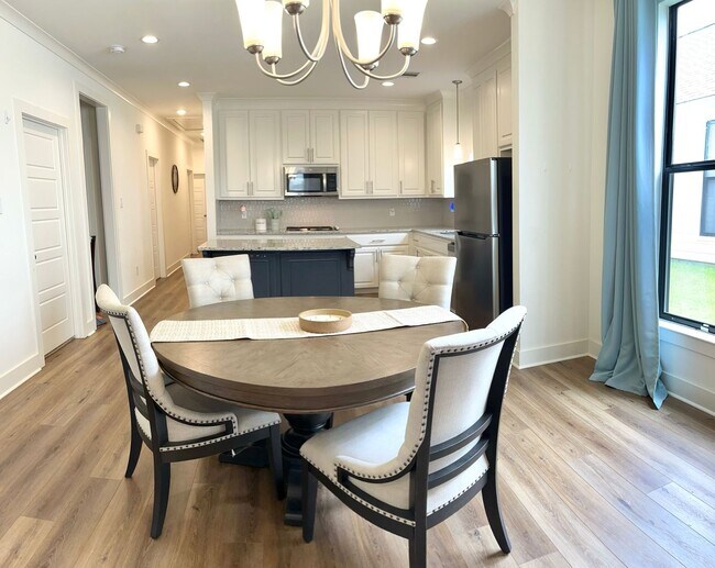 Building Photo - Four Bedroom Home with Gorgeous Kitchen