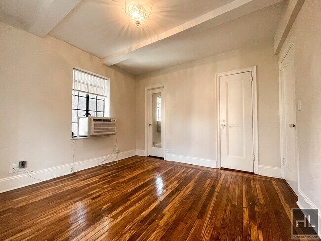 Building Photo - Spacious 1 bed 1 Bath Tudor City Pl
