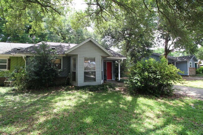 Foto del edificio - Updated 2BR/1BA West Pensacola Home with Fenced Backyard, Fireplace & Convenient Access to Mobile...