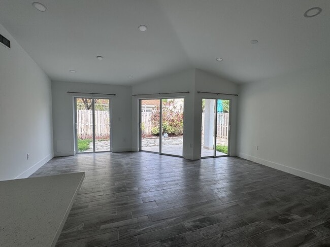 Foto del edificio - 5593 NW 102nd Pl