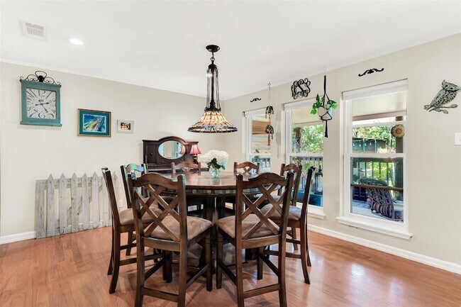 Foto del edificio - 319 E Spring Valley Rd