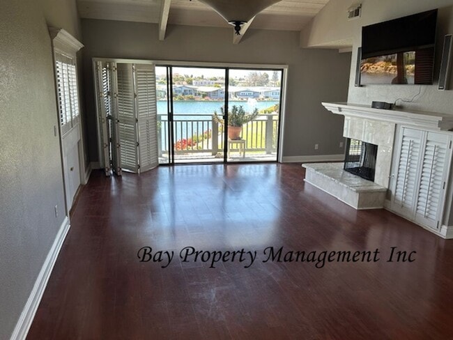 Building Photo - Premier Sherwood Lakes Location – Upstairs End Unit with Stunning Lake & Mountain Views