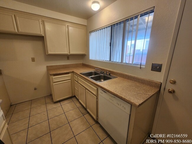 Building Photo - Rancho Cucamonga 2 Bedroom Condo