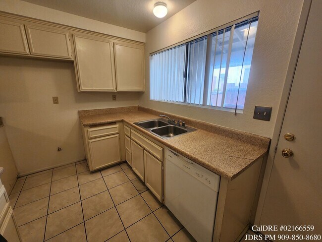 Foto del edificio - Rancho Cucamonga 2 Bedroom Condo