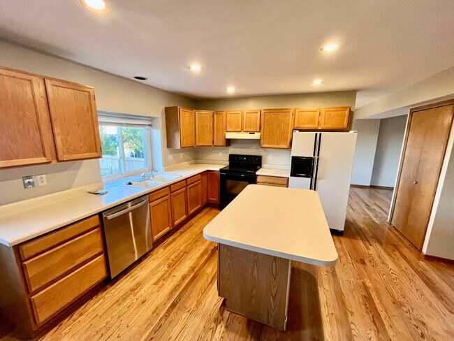 Building Photo - Fantastic 4 Bedroom Nestled in the heart o...