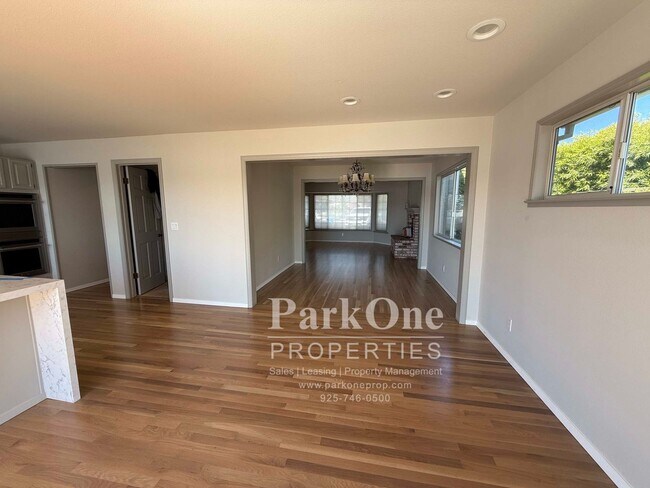 Foto del edificio - Stunning Waterfront Home with Private Boat Dock in Bel Marin Keys