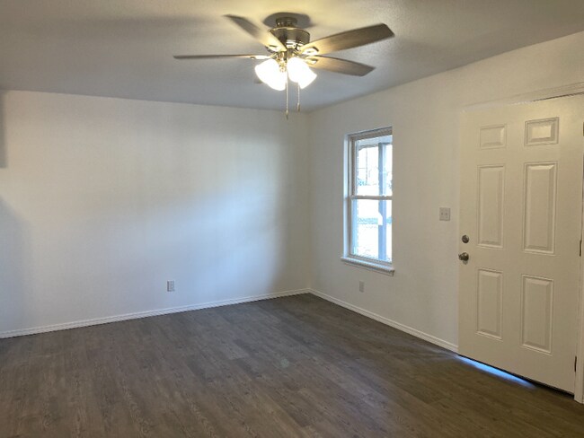 Foto del edificio - 1221 W Haskell St