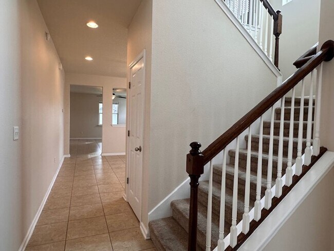 Building Photo - 4 Bed/2.5 Baths,2557 sq', Large Fenced Yar...