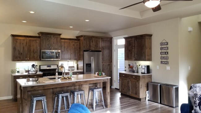 Foto del edificio - 2945 Yew Park Ln