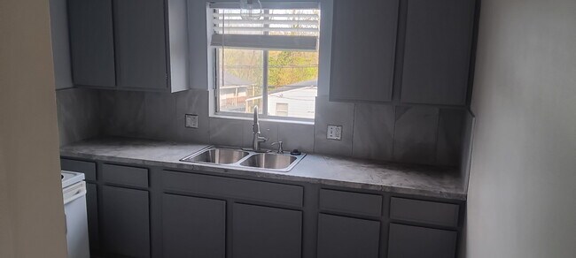 Foto del edificio - 246 Cluster Ave