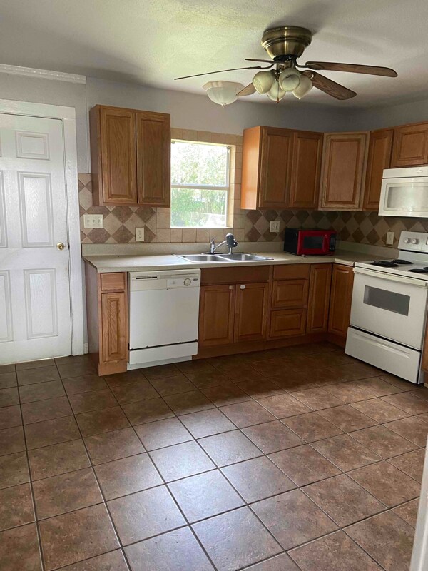 Foto del edificio - 2447 Burns St