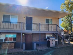 Building Photo - 17 University Dr