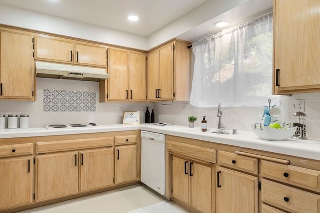 Building Photo - 582 Casitas St
