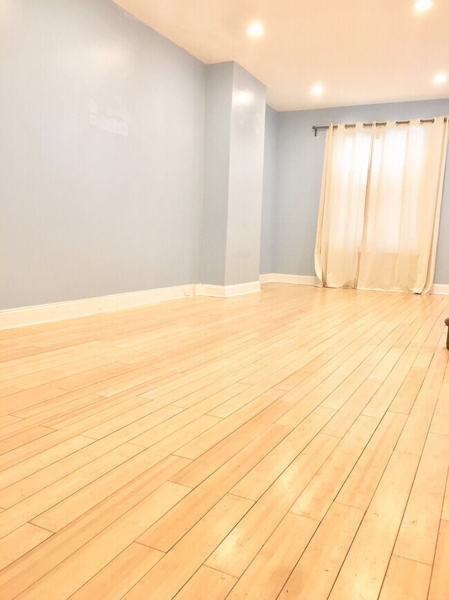 Foto del edificio - Beautiful 3-Bed/1-Bath Townhouse in Girard Estates/East Passyunk! Available Mid-August!