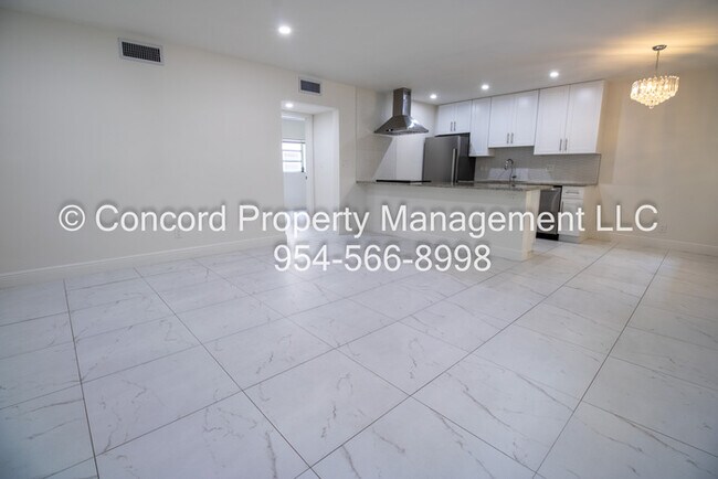 Foto del edificio - Updated 2 BR- Open Layout- Island Kitchen-Pool- Central AC