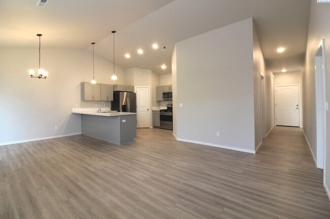 Building Photo - 3 Bed/2 Bath Townhouse in West Pasco!