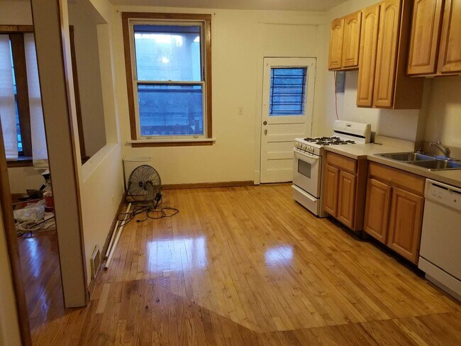 Foto del edificio - 3728 N Wilton Ave