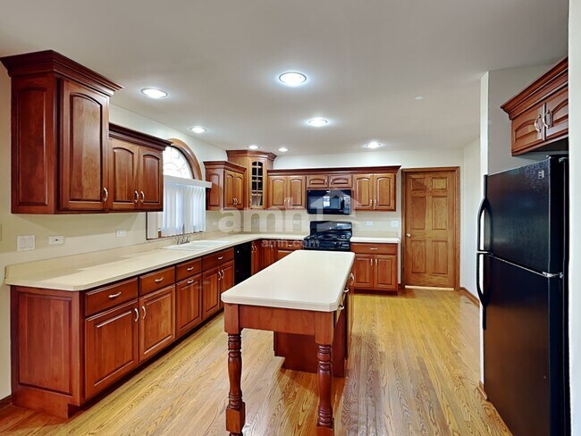 Building Photo - 2815 Sharon Dr