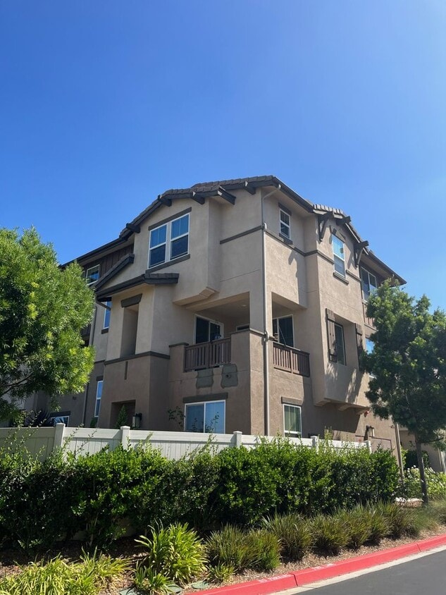 Primary Photo - Stunning Home in Vista Del Sur!