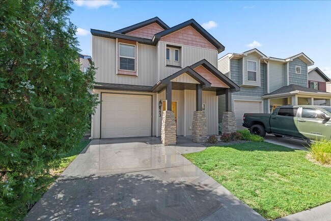 Building Photo - Centrally Located 3 Bedroom 2.5 Bathroom Home