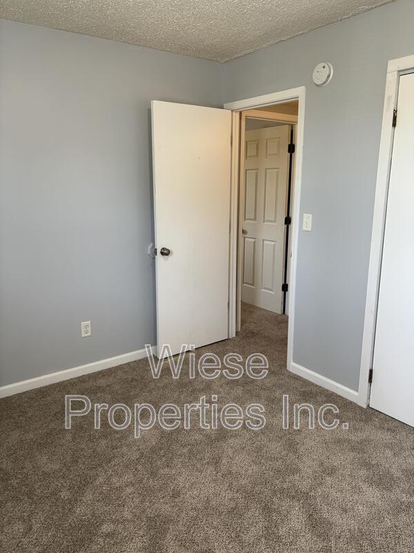 Foto del edificio - 2110 Bradley Ct