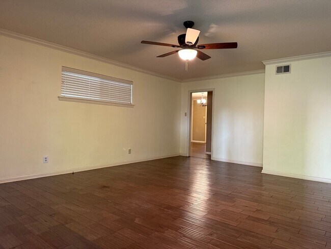 Building Photo - 823 N Bryan St