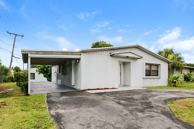 Building Photo - 1931 N Seacrest Blvd
