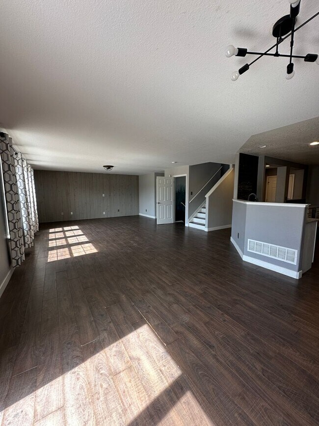 Foto del edificio - 5 bedroom single family house in Englewood