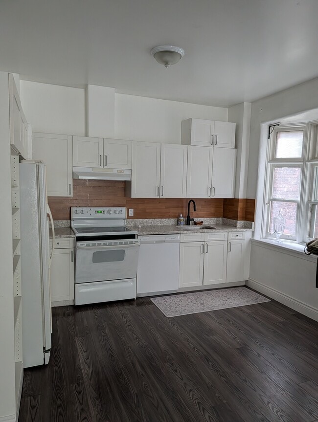 Building Photo - 115 Close Av