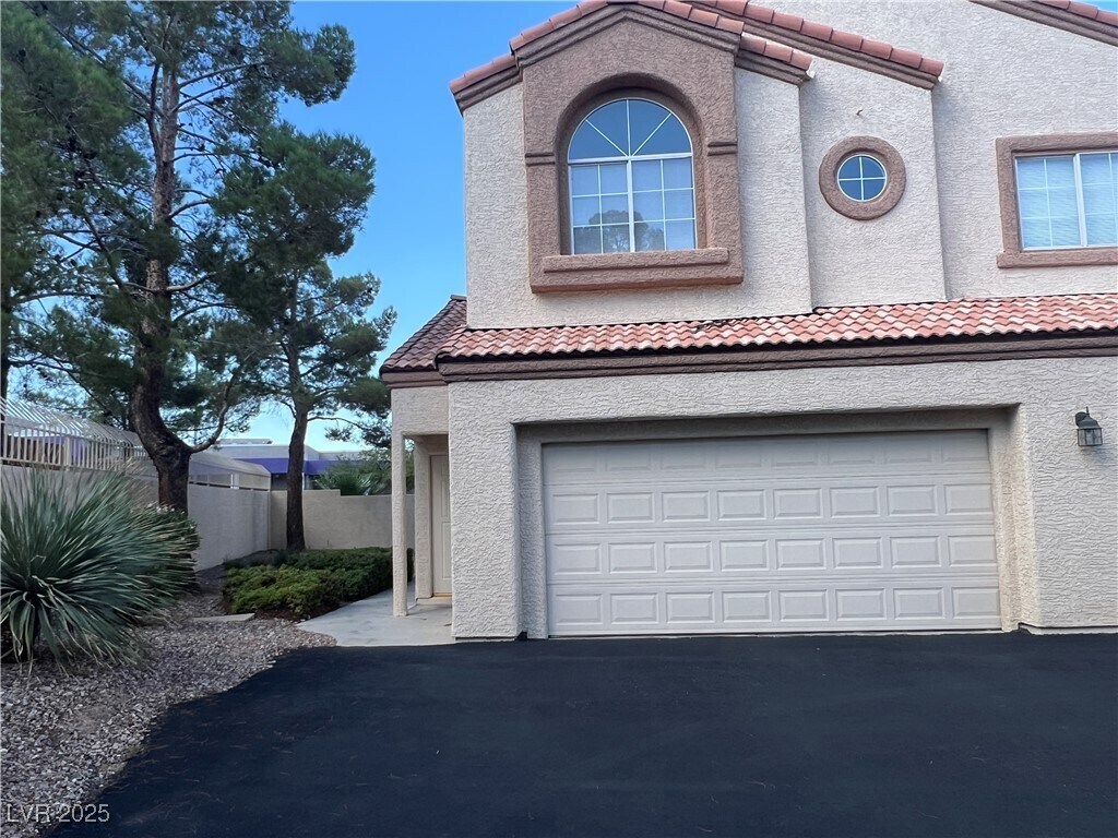 Primary Photo - 8301 Boseck Dr