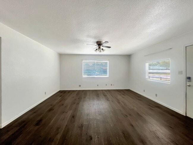 Building Photo - 1000 E Llano Dr