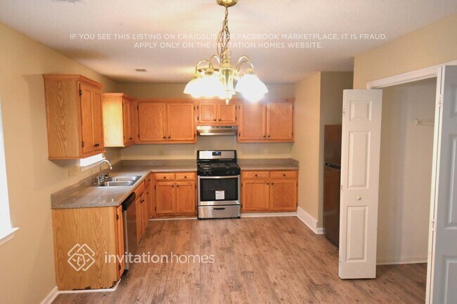 Building Photo - 265 Village Dr