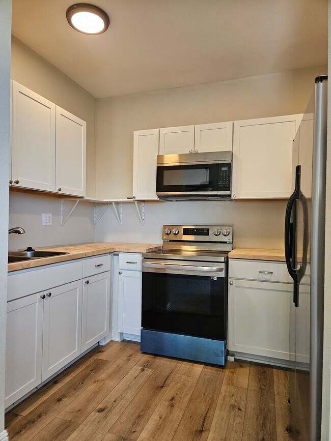 Foto del edificio - 13141 High Crest Rd