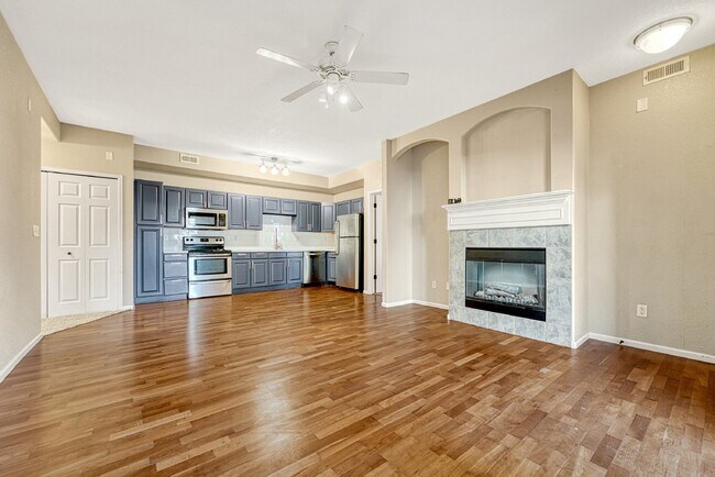 Foto del edificio - $2,040.95, 2 bed, 2 bath Condo located in Aurora with Central AC and In Unit Laundry