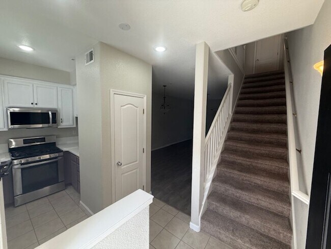 Foto del edificio - 2-Bedroom Martinez Townhome Near The Village Oaks Shopping Plaza