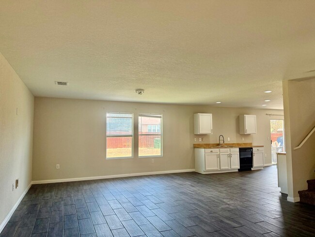 Foto del edificio - Spacious Two-Story Home: 4 Beds, 2.5 Baths...
