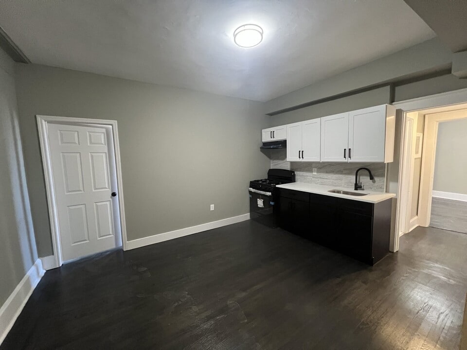 2 Bedrooms at 1003 S Orange #403, Newark NJ — photo 1