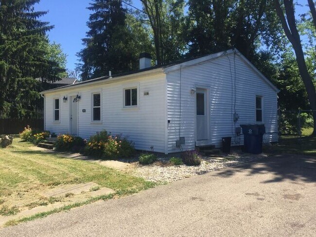 Building Photo - $1450 Charming, remodeled 3-Bed/1-Bath 952...