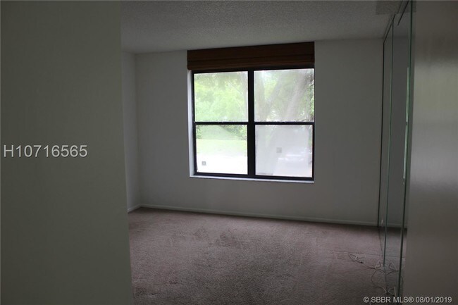 Building Photo - 3730 Inverrary Dr