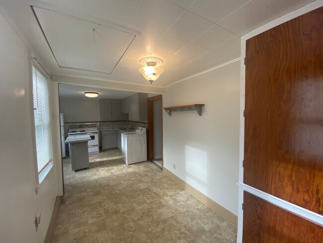 Kitchen - 168 Hudson Ave